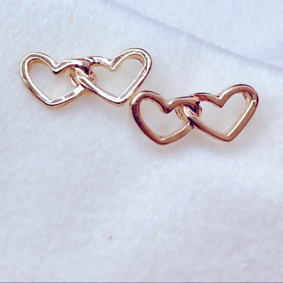 ❣️$25/3❣️Tiny Double Hearts Stud Earrings - Picture 1 of 8